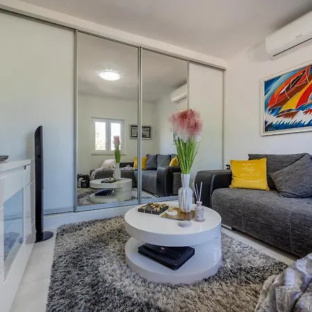 Uniquely Designed Ivana With Outdoor Jacuzzi Nearby The Pebble Banje At The Island Of Solta Villa Rogač