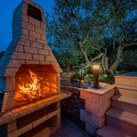 Uniquely Designed Ivana With Outdoor Jacuzzi Nearby The Pebble Banje At The Island Of Solta Rogač