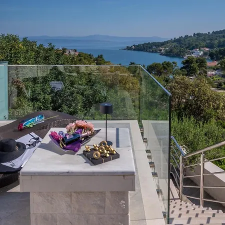 Ivana: Seaside Retreat With Outdoor Jacuzzi On Solta Island * Rogac