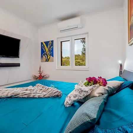Ivana: Seaside Retreat With Outdoor Jacuzzi On Solta Island