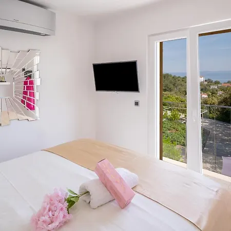 Ivana: Seaside Retreat With Outdoor Jacuzzi On Solta Island * Rogac