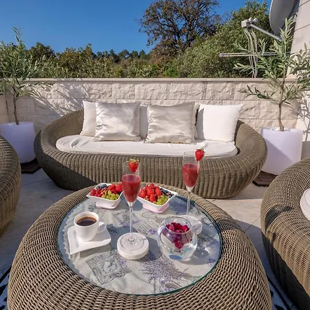 Uniquely Designed Ivana With Outdoor Jacuzzi Nearby The Pebble Banje At The Island Of Solta * Rogač