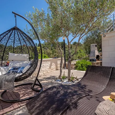 Ivana: Seaside Retreat With Outdoor Jacuzzi On Solta Island *
