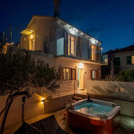 Ivana: Seaside Retreat With Outdoor Jacuzzi On Solta Island *