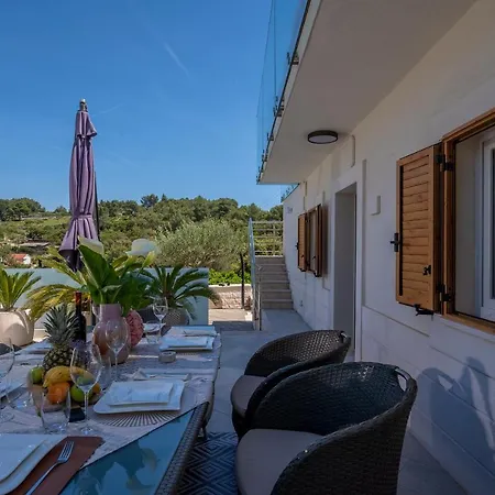 Ivana: Seaside Retreat With Outdoor Jacuzzi On Solta Island Rogac