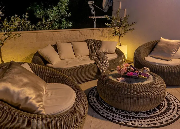 Uniquely Designed Ivana With Outdoor Jacuzzi Nearby The Pebble Banje At The Island Of Solta וילה Rogač